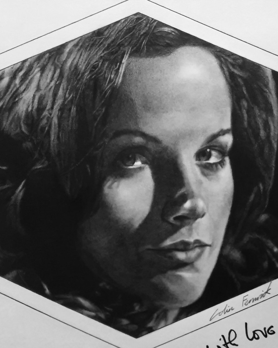 colin_fenwick's tweet photo. On what would have been her 70th birthday, here's a picture of a drawing from 1996 of the much-missed Mary Tamm aka Doctor Who's 1st Romana

#marytamm #doctorwho #romana #thekeytotime #doctorwhoart #doctorwhofan #picturedrawing #photorealism #illustration #sketch #portrait #art https://t.co/wmTe3ldu1q