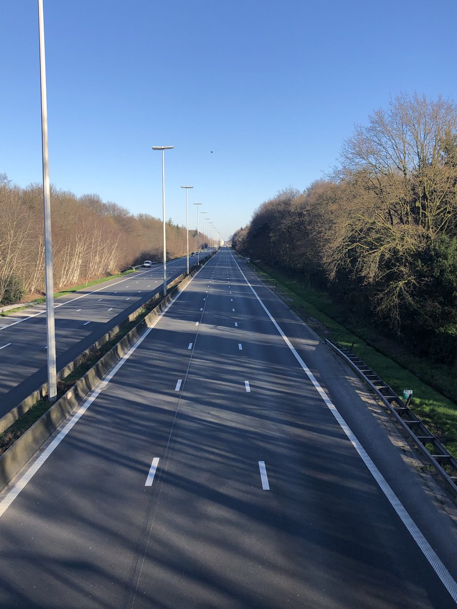 KrisVanOpstaele's tweet photo. E40 Sint-Maria-aalter. Op een normale zondagnamiddag staat op deze foto doorgaans een kerstboom van duizenden remlichten, de terugkeer naar het hinterland na een zonnig weekend aan zee #pleinvrees https://t.co/d6McyyLhTz