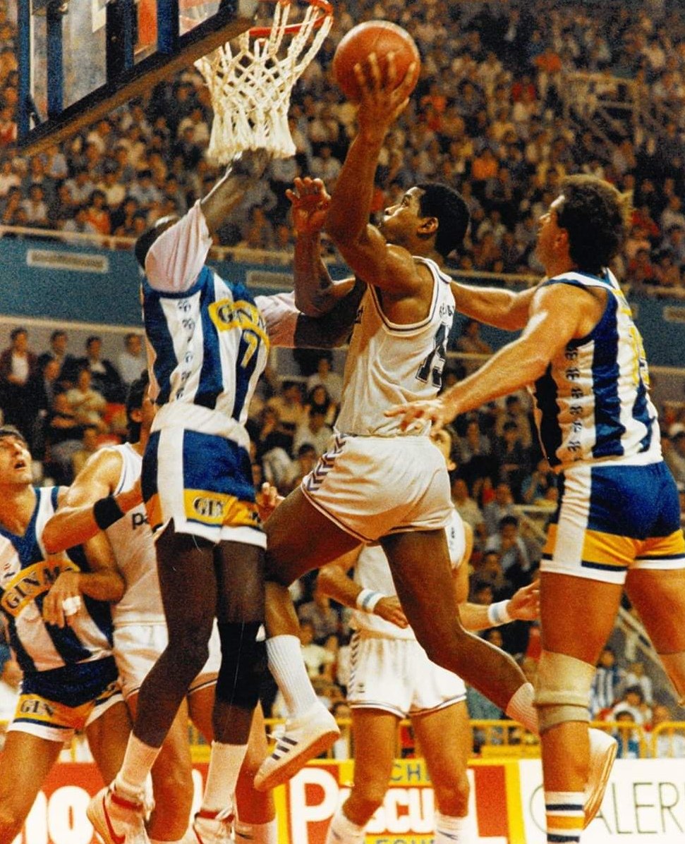 DeporteVintage's tweet photo. #LarrySpriggs 🆚 #WillieJones 1986/87 #ACB 📷 Archivo Forniés https://t.co/OP3xzkO6x6