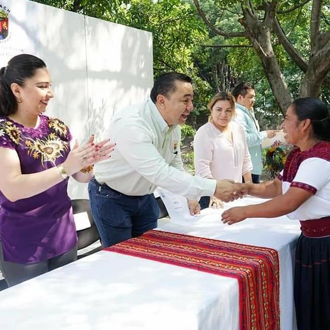 IUnicach's tweet photo. En el marco de la alianza estratégica entre la Universidad de Ciencias y Artes de Chiapas (#UNICACH) y la Secretaría de Bienestar de Gobierno del Estado, se realizó la entrega de becas de Incubación de Negocios a 6 grupos de trabajo, integrados por 41 artesanos

#OrgulloUnicach https://t.co/XsAKxArESY