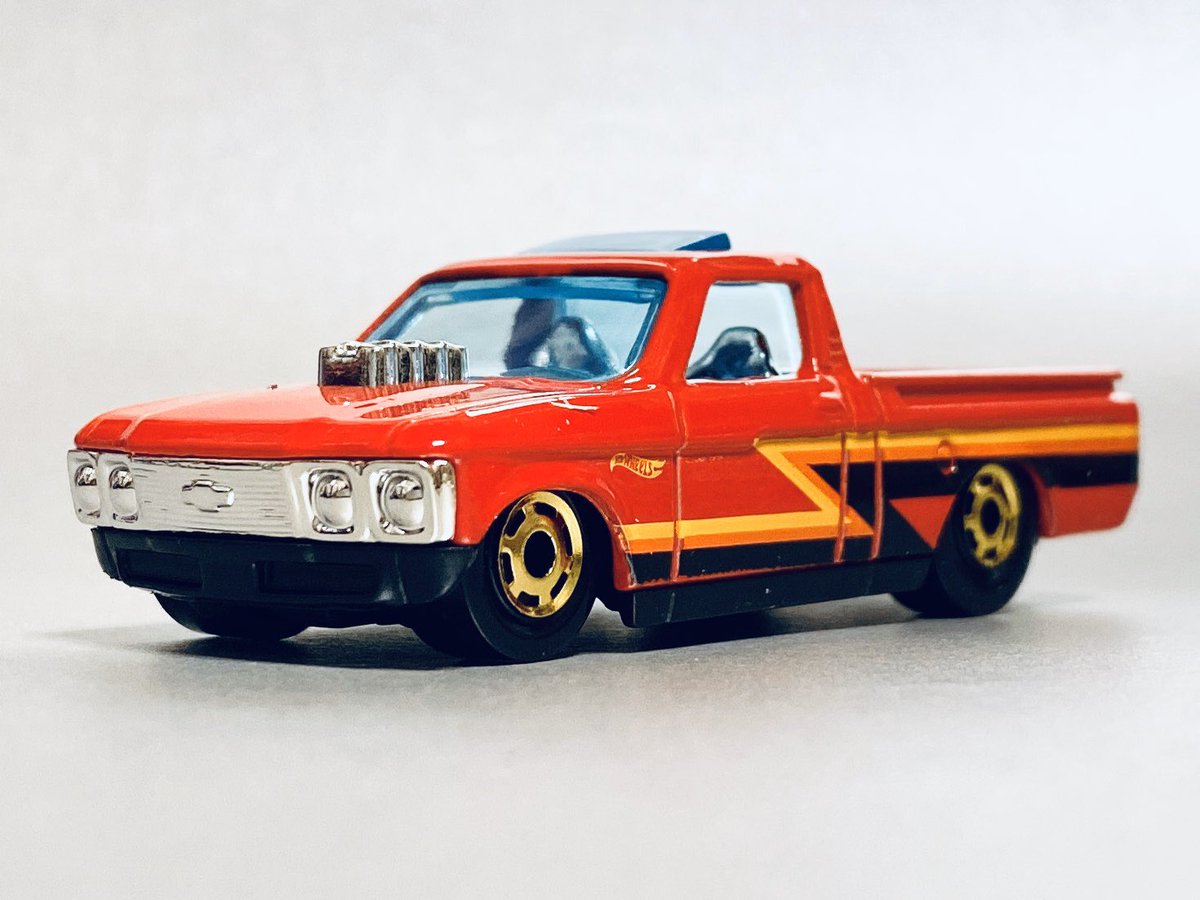 フォンティエ V Twitter Custom 72 Chevy Luv アメ車としては小型ピックアップトラック それもそのはず 実質はいすゞ ファスターの兄弟車 こちらは Flying Customs のもので なかなかに派手なカラーリング ガラスがブルーなのがレトロtoyっぽくて素敵