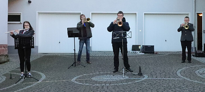 Besondere Situationen fordern besonderen Zusammenhalt und wurde am Sonntagabend zum gemeinsamen Musizieren aufgerufen. osthessen-zeitung.de/einzelansicht/…