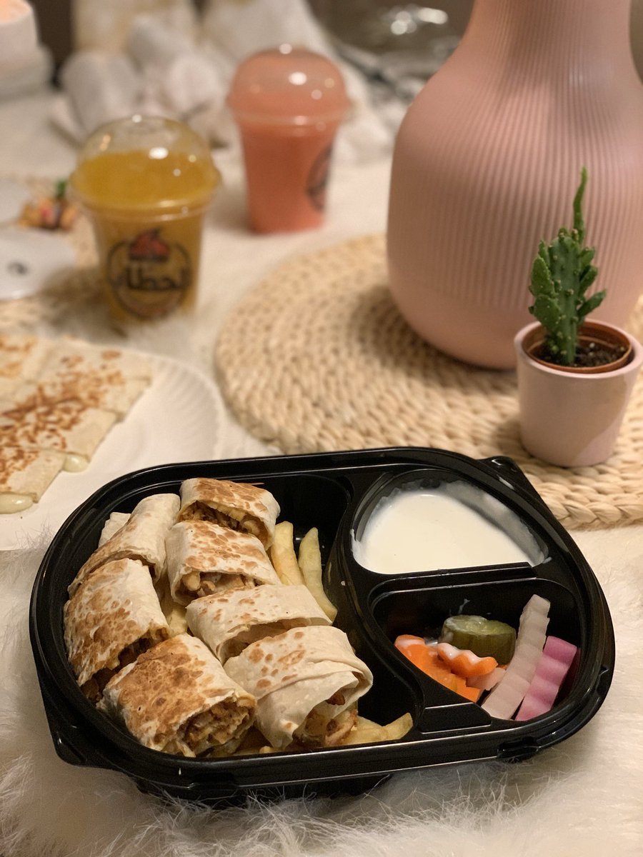 ask_riyadh1's tweet photo. 📌 مطاعم 🍴:
مطعم ركن الحطّاب @HattabCorner شاورما على الحطب وفطائر وأكثر 🌯 .. تضامناً مع اجراءات وجهود وزارة الصحة صار عندهم توصيل (مجاني) يوصل طلبك إلى باب بيتك 🚗 المطعم بإشراف وادارة شباب سعوديين 🇸🇦 أسعارهم مناسبة وأكلهم طيّب ولذيذ ♥️ 
للتواصل والطلب 📲 :
0558521014 https://t.co/4H40PKd9Vu
