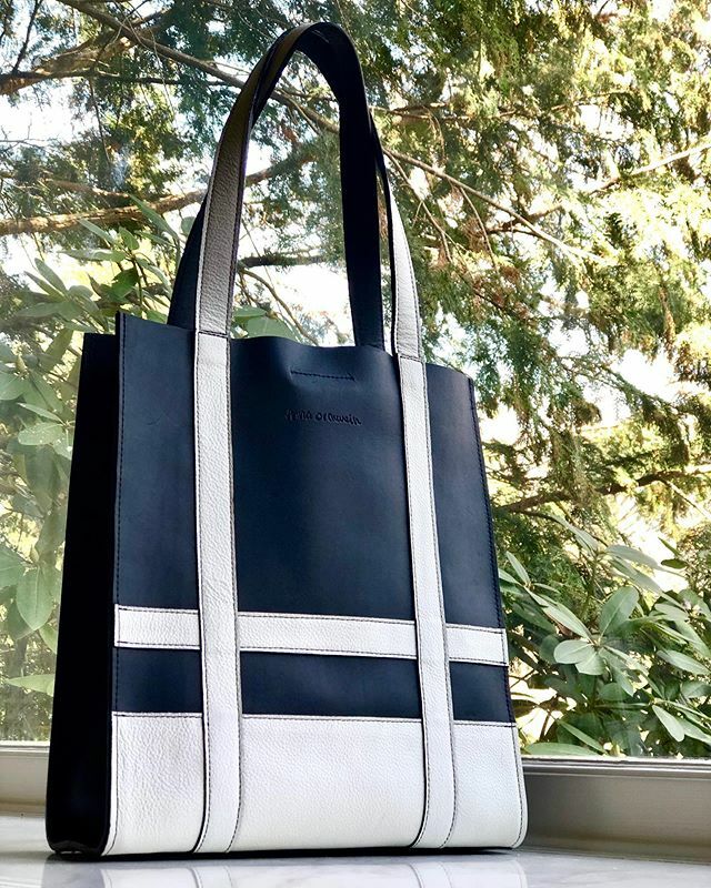 AnnaOBags's tweet photo. #annaorthweindesigns  #theartofluxury !
Spring is coming 🦋!
.
#leathertotebag #navyblue #totes #blueandwhite #gooddesign #luxurybags #springiscoming https://t.co/BKNLFoQfAK https://t.co/0FKDKZjNOe