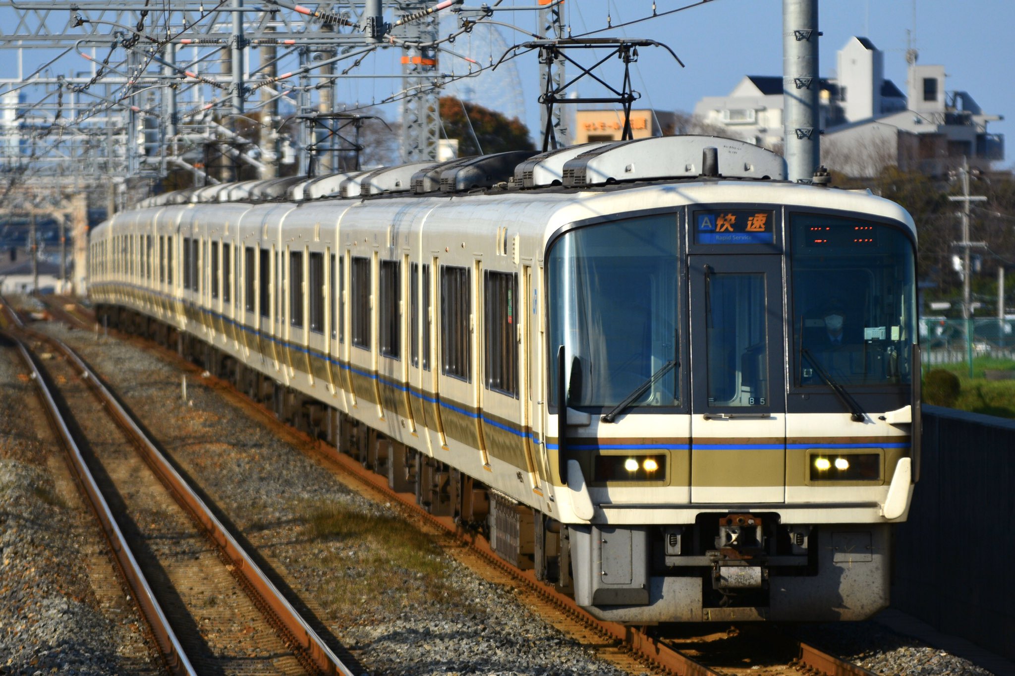 特快 3 23 Jr総持寺にて 714t 221系b5編成 晴れ予報とのことで外快撮影へ やはりここは構図の取り方が難しい T Co 6gebf7xs07 Twitter