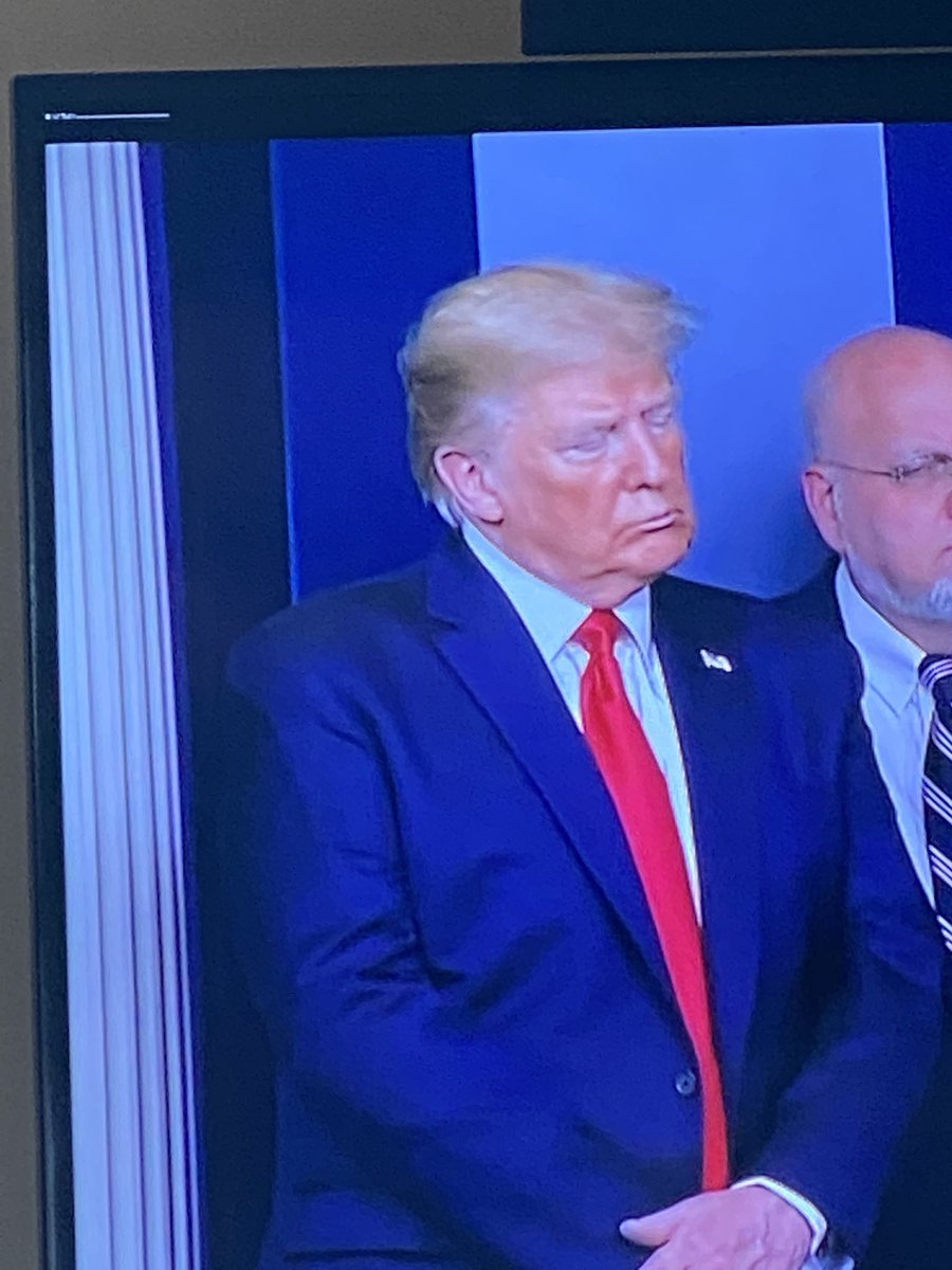 ebunt187's tweet photo. Is he sleeping standing up?  #eyeswideshut ⁦@realDonaldTrump⁩ https://t.co/l2lEBMlMls