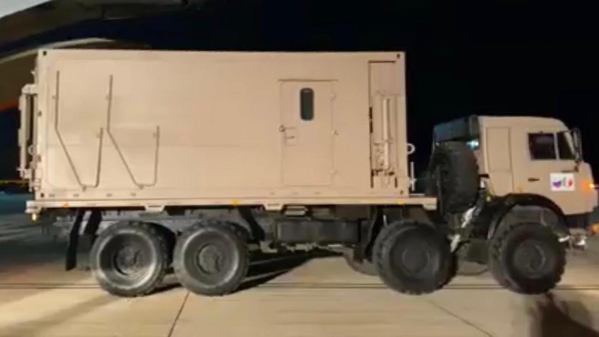 luigidimaio's tweet photo. La nottata sarà lunga qui a Pratica di Mare. I primi due aerei provenienti dalla Russia sono già arrivati. Ogni due ore atterreranno anche gli altri 7 e porteranno in Italia mascherine, ventilatori polmonari, tute protettive, medici e tanti altri aiuti. https://t.co/QPUxeZXFge