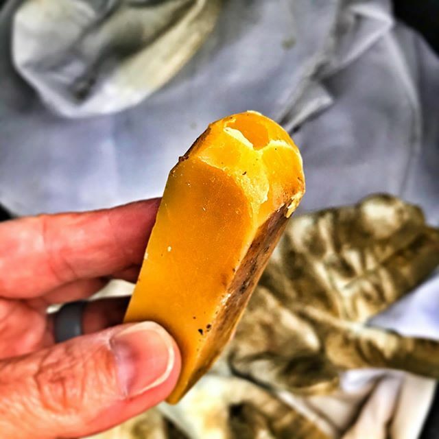 We made a #swarm #lure crayon from beeswax, olive oil, and lemongrass essential oil. Smells amazing! Just rub it on the inside back wall of the frame box to attract scout bees. We'll let you know if it works..! #Follow #greenbeesnc // #beekeeping #beekee… bit.ly/2UqMnfu