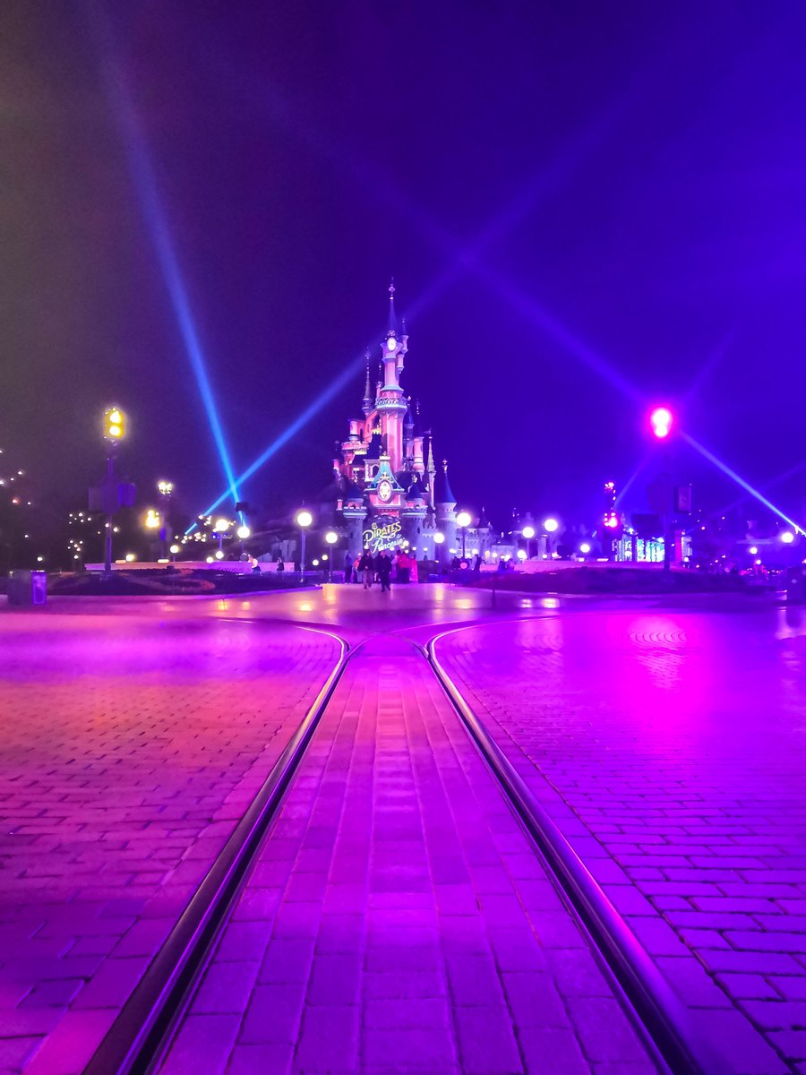 InsideDlpCastle's tweet photo. [SOUVENIRS] 🗡️👑

Le 22 Mars 2019! Nous étions à la Soirée Pirates/Princesses !
Le moment de vous partager quelques vidéos et photos ce soir !
✨✨✨✨✨✨✨✨✨✨✨✨
Aviez vous aimez cette soirée ?
#DisneylandParis #DLP #PiratesPrincesses https://t.co/4KzuNSfTgI