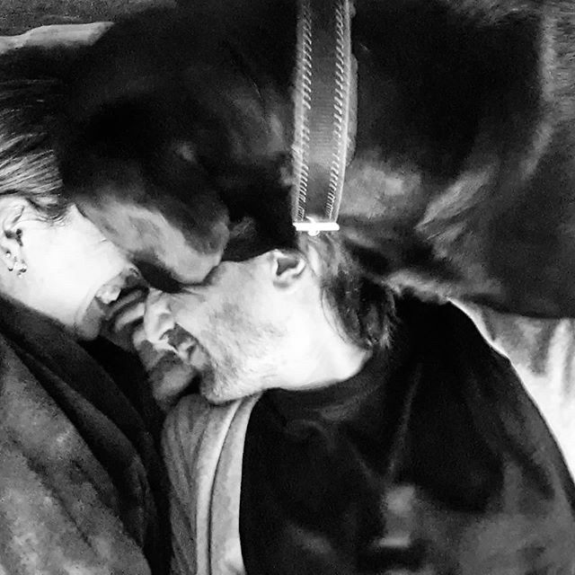 Con días mejores, con días peores...
.
Porque no podemos encubrir la tristeza que nos provoca esta situación 24/7, no creo que podamos ni debamos sinceramente.
.
Hay muchas, muchísimas cosas que echo de menos solo en esta primera semana en casa. Pero sin… ift.tt/3dokg9i