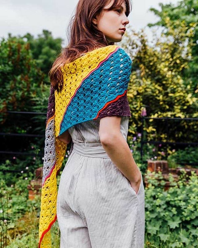 Don’t forget to benefit from the 20 % release discount ! Parallel Lines is a large colourful wrap worked on the bias. Written instructions in English and Dutch + large crochet chart. Sample made with @langyarns_official Oslo. Pattern links in profile… ift.tt/2y1uMDp