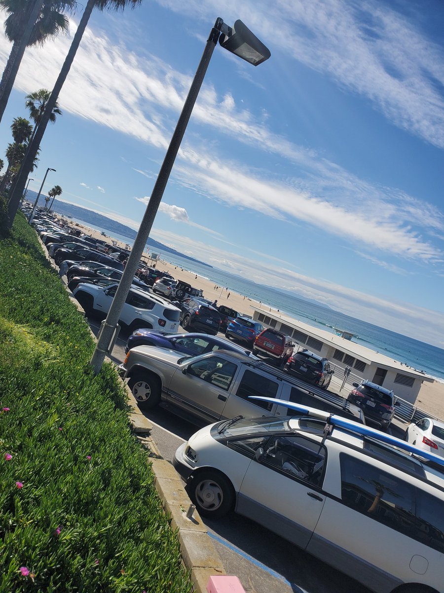 @mbparksandrec @citymb This is social distancing? Our lives are at risk! Close the parking lots now!!! #SocialDistancing #manhattanbeach #LACounty #COVIDー19