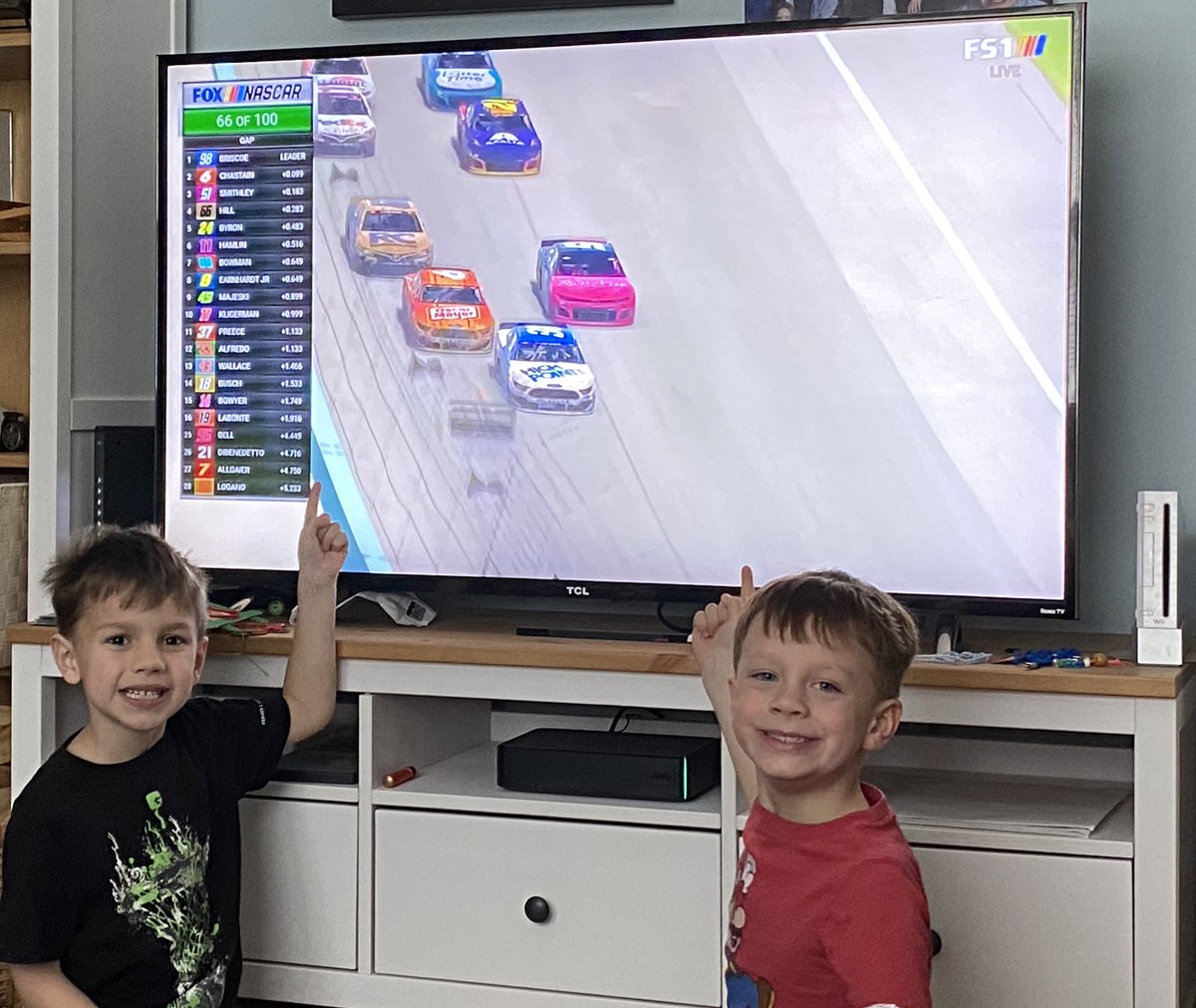 Chris73568's tweet photo. kids first iRace! They love it!! (And begging for a rig!)  #ProInvitationalSeries https://t.co/bLEzN66eX9