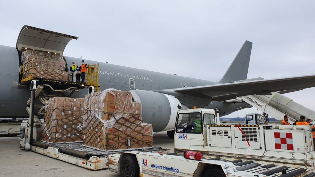 ItalianAirForce's tweet photo. #Covid19 oggi un C-130J della #46BrigataAerea ha portato a #Bergamo un carico di respiratori provenienti da Dusseldorf 🇩🇪e un  KC-767A del #14Stormo ha trasportato 10.000 libre materiale
sanitario proveniente dalla Cina, per gli ospedali del nord più colpiti
#AeronauticaMilitare https://t.co/gK79xQ4RTQ