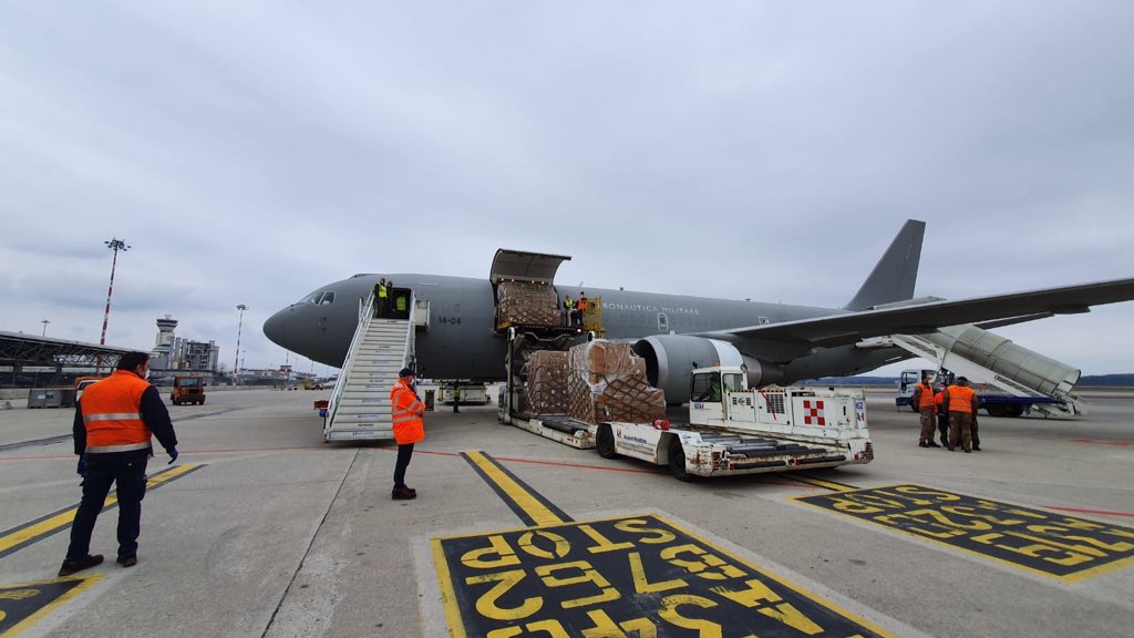 ItalianAirForce's tweet photo. #Covid19 oggi un C-130J della #46BrigataAerea ha portato a #Bergamo un carico di respiratori provenienti da Dusseldorf 🇩🇪e un  KC-767A del #14Stormo ha trasportato 10.000 libre materiale
sanitario proveniente dalla Cina, per gli ospedali del nord più colpiti
#AeronauticaMilitare https://t.co/gK79xQ4RTQ