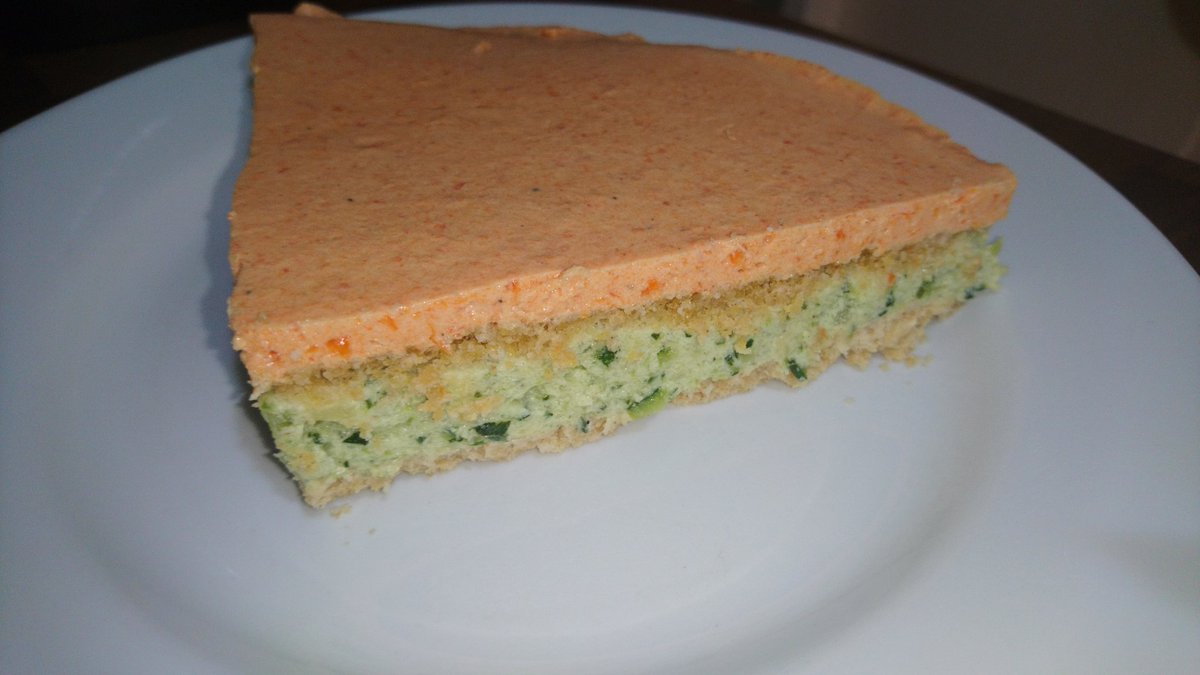 Gâteau de légumes de récup J'avais des tuc qui traînaient depuis Noël et c'était l'occasion idéale pour créer un plat.Une couche de tucUne couche de flan à la courgetteUne couche de tucUne couche de flan au poivron rougeRecette 