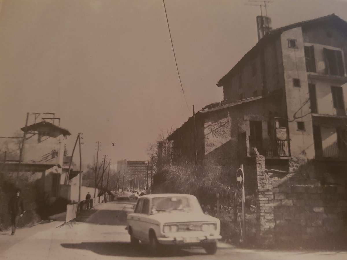 ExtramurosP's tweet photo. #ARCHIVO Así se veía la Avenida Baiona entre los sesenta y setenta. Las primeras tres fotos representan lo que se hacía llamar la Carretera del Cementerio, en el 1966. La última foto, con un coche en primer plano, es un recuerdo de 1973. #NTM20webdocs #Pamplona #quickfacts https://t.co/nQ44WxBJaV