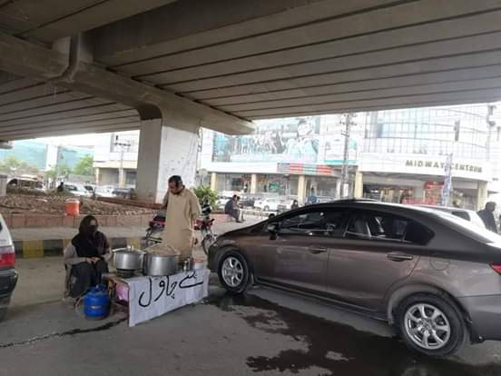 A sister is selling Channa Chawal Under metro Pull ,Near Dubai Plaza ,if you visit dubai plaza or midway center ,please buy food from her ,,Khuch Cheezain Bila Waja lay liya kro .
#BeSupportive #Rawalpindi 
#ChanaChawal ❤