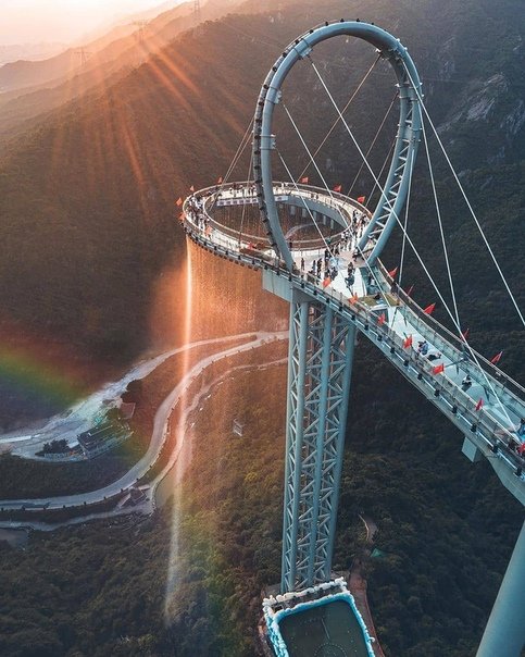 Мост Huangtengxia Tianmen в Китае - самый высокий в мире одноконсольный мост.  Высота моста составляет 500 метров