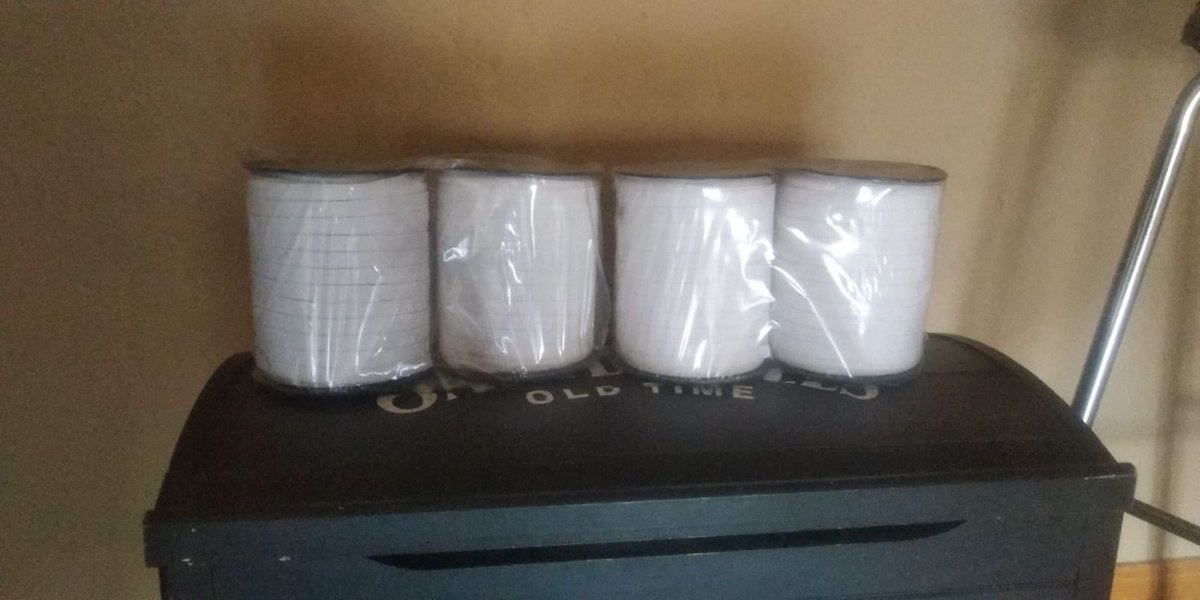 PacoCubelos's tweet photo. 🆘AYUDA ZONA DE TALAVERA🆘
Se necesitan, para la fabricación de pantallas protectoras:
- Láminas de PVC de DinA4
- Gomas elásticas planas
- Cinta (espuma) aislante protectora
Se adjuntan fotos para que podáis ver los materiales y el resultado final. https://t.co/rsvH2fuGbf