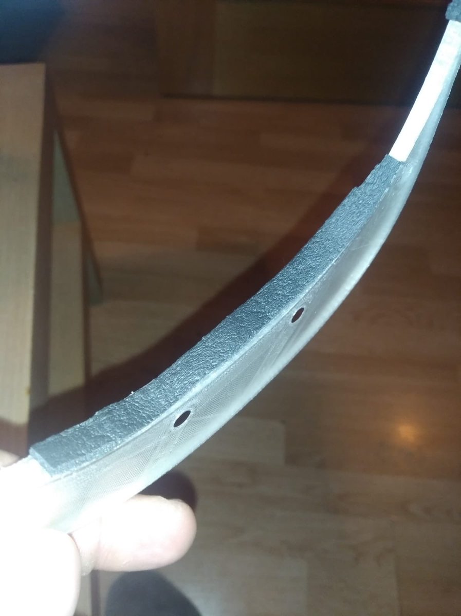 PacoCubelos's tweet photo. 🆘AYUDA ZONA DE TALAVERA🆘
Se necesitan, para la fabricación de pantallas protectoras:
- Láminas de PVC de DinA4
- Gomas elásticas planas
- Cinta (espuma) aislante protectora
Se adjuntan fotos para que podáis ver los materiales y el resultado final. https://t.co/rsvH2fuGbf