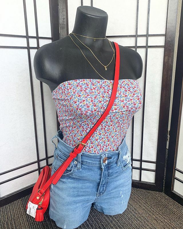 RunwayTacoma's tweet photo. Some bright colors for bright days❤️🌞 American Eagle tube top {small} $6.75
American Eagle skinny jeans {size 8} $14.25
Red Cross body $ 8.00
Necklace $6.99 https://t.co/EN15BeKqNS https://t.co/Qf5aNUnwtE