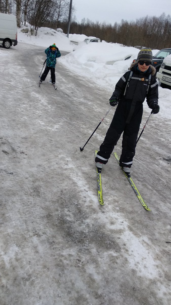 ThirstOfSpeed's tweet photo. Ну а что, их на себе нести что ли?! #apatity #skiing https://t.co/v2YmtfRkuV