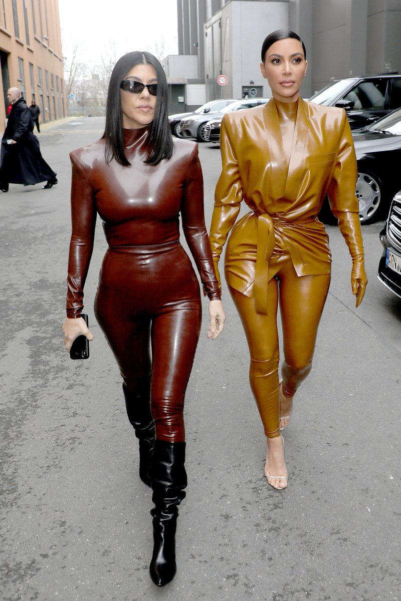Estaba viendo Keeping Up With The Kardashians y me acordé de cuando Kourtney y Kim se vistieron como ates de membrillo y guayaba para Fashion Week.