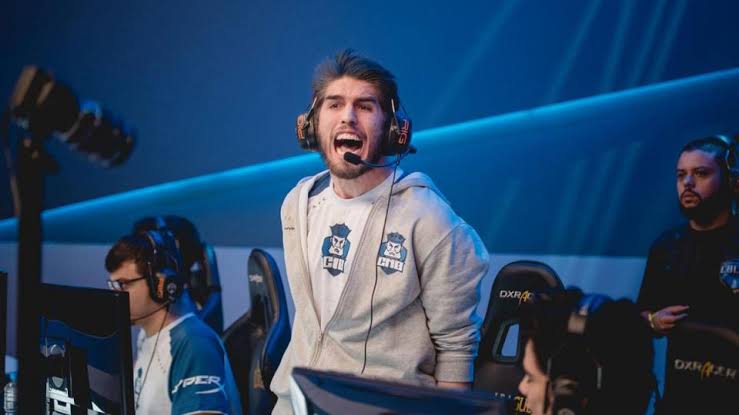 Geovani_Henri7's tweet photo. Muito bom voltar a torcer pela CNB depois de muito tempo, chorando de saudades aqui.
#CBOLÃO #goexnb https://t.co/BcLEoYfyjq