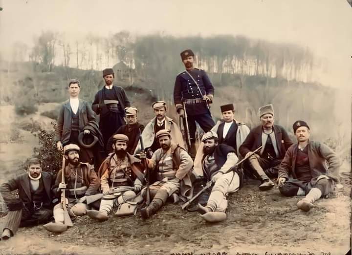 Една доста моќна слика.

Прв ред: Дончо Штипјанчето, Мише Развигоров, Даме Груев, Ефрем Чучков, Атанас Бабата. Втор ред: Славчо Абазов (трети), Марко Секулички (четврти).

 Делегати на Скопскиот окружен конгрес на #ВМОРО, јануари 1905 г., Кнежево.