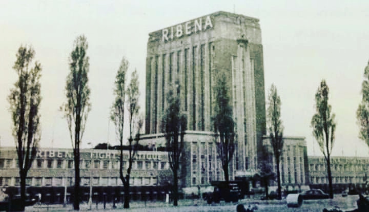 Sunny_Day_Photo's tweet photo. I bet so many local folks worked here... I know my best friends nan worked here & a few people on this page have shared photos from working here #Brentford #brentfordthrumylenskr #westlondon #beechams #goldenmile #ribena https://t.co/MqbVw36OW8