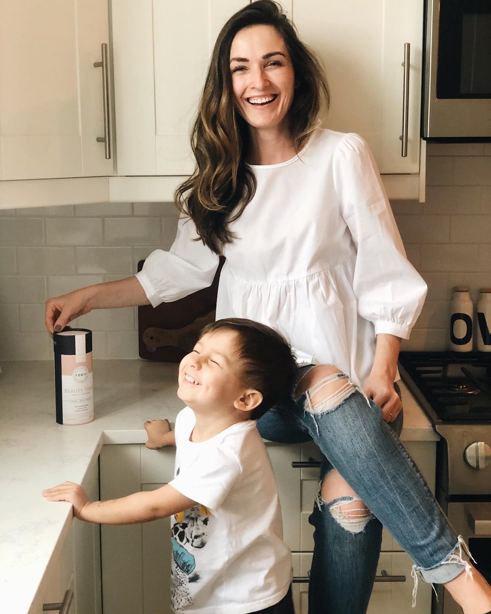 The body does some amazing things to grow &amp; nurture little humans, but postpartum changes can leave us moms feeling a bit drained. 

Momma, 1st remember that you're #killinit !! 
2nd, it you need a boost treating yourself, we've got you covered! 

📸 @magdalasota_ 

#tonic