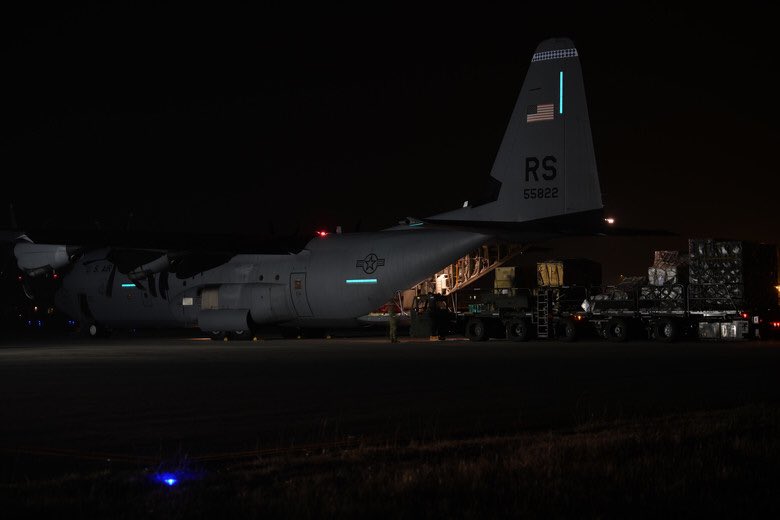 ItalyatNATO's tweet photo. Profondamente grati ai nostri #Alleati americani per il loro immancabile supporto di fronte all’emergenza #Covid19.

Un C130 dell’aviazione 🇺🇸 ha consegnato oggi ad #Aviano un sistema medico mobile in grado di stabilizzare fino a 40 pazienti affetti da #coronavirus per 24 ore. https://t.co/fuQa5nERiS