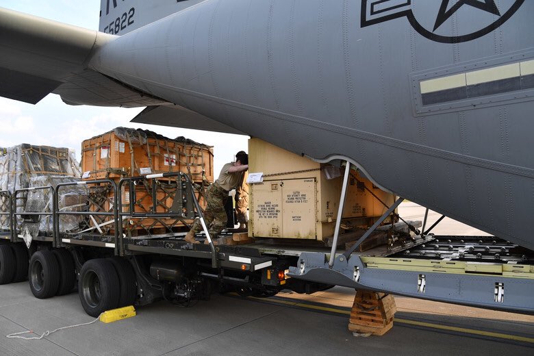 ItalyatNATO's tweet photo. Profondamente grati ai nostri #Alleati americani per il loro immancabile supporto di fronte all’emergenza #Covid19.

Un C130 dell’aviazione 🇺🇸 ha consegnato oggi ad #Aviano un sistema medico mobile in grado di stabilizzare fino a 40 pazienti affetti da #coronavirus per 24 ore. https://t.co/fuQa5nERiS