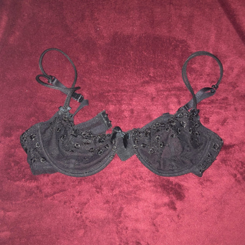 CocoDiamonds777's tweet photo. Tiny black bra I wore as a teen by @Coco55764603 https://t.co/DRbSqSPDOx Find it on #ManyVids! https://t.co/6WNAvq54Px