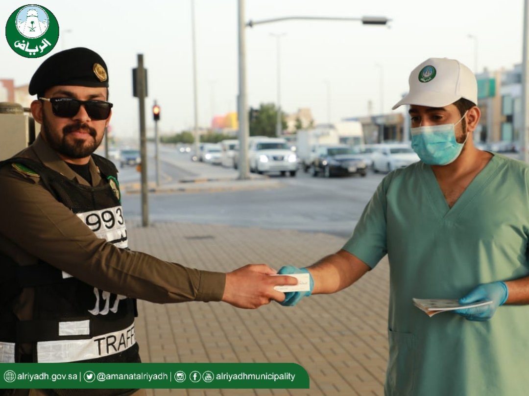 saudimomrah's tweet image. تواصل #أمانة_منطقة_الرياض توزيع معقمها مجانًا للسكان في أكثر من ٢٥ موقعًا ضمن جهودها الوقائية لمنع انتشار فيروس #كورونا المستجد.

#وزارة_الشؤون_البلدية_والقروية