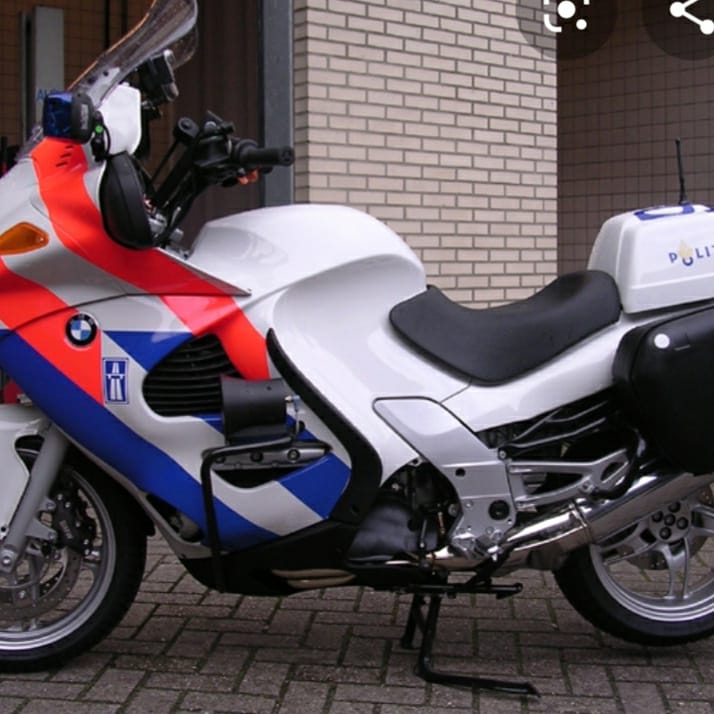 Ik heb mijn aller eerste pistool die ik gebruikte voor politie weer gevonden. Deze had ik meer dan 6 jaar niet meer gezien.En foto 2 is niet echt goeie kwalliteit maar als je beseft dat de politie toen nog op een bmw k1200 reed nou dan weet je dat het wel een hele tijd gelede is.