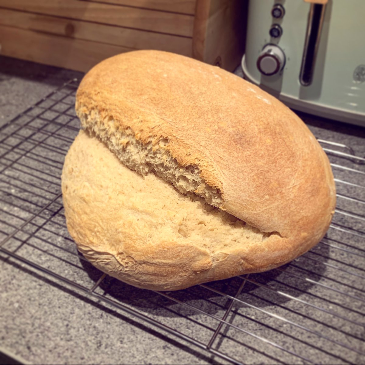SearraLeishman's tweet image. Baked my own loaf of bread this evening. Take that hoarders! 

#StayAtHome #dontpanic #bakebread