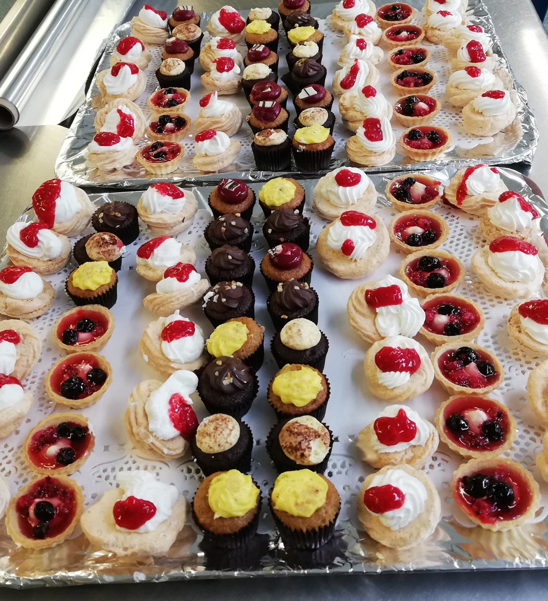 Mothers Day is happening at Sandringham!!!! Lots of sweet treats - the is place covered in daffodils 🌼 Happy 😃 @FourSeasonsHCUK <a href="/tpalmer321/">Tracey Palmer</a> <a href="/HomeSandringham/">Sandringham Care Home</a> <a href="/Carolcousins3/">Carol Cousins</a> <a href="/RuthieBurrows/">Ruth Burrows</a>