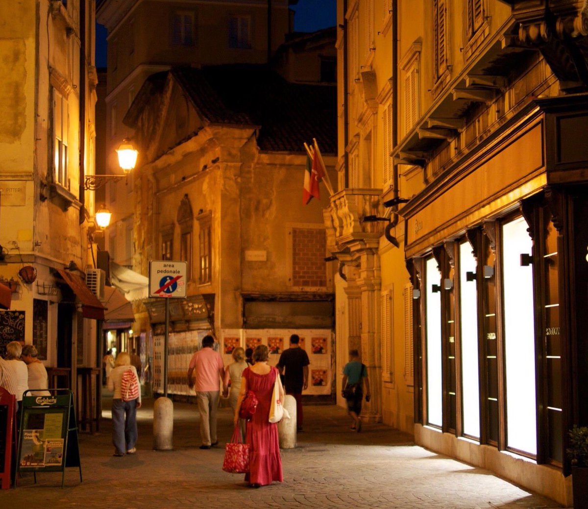 lucioulian's tweet photo. #Trieste

“La signora in rosso” https://t.co/8KOVsYnb7Q