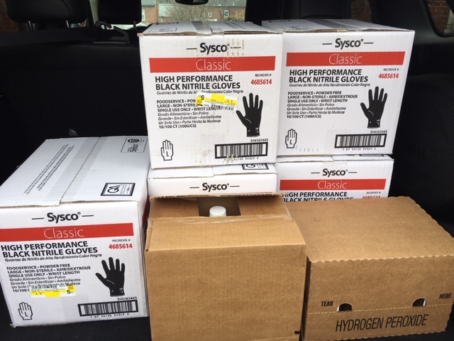 A huge thank you to @vindeset, @HamiltonSteak, @1111mississippi, @PWPizza and the great folks at Hamilton Hospitality for donating their gloves, peroxide & rubbing alcohol ⬇️ to help keep our patients safe during #COVID19 - we are so grateful! 🙏🙏🙏 @WUDeptMedicine @WUSTLnews