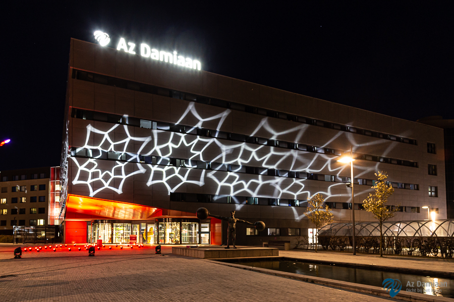 Alle medewerkers een hart onder de riem steken. Zij die achter de gevel van het gebouw de best mogelijke zorg bieden in zware omstandigheden, lieten wij vanavond stralen. Thx to Hive!
#ostenders #ostendersagainstcorona #azdamiaan #oostende #lights