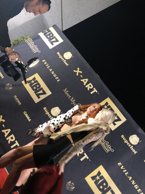 2 pic. Happy Birthday to the hottest girl on planet earth @joselinekavaski ✨? https://t.co/B9hRnYhTr