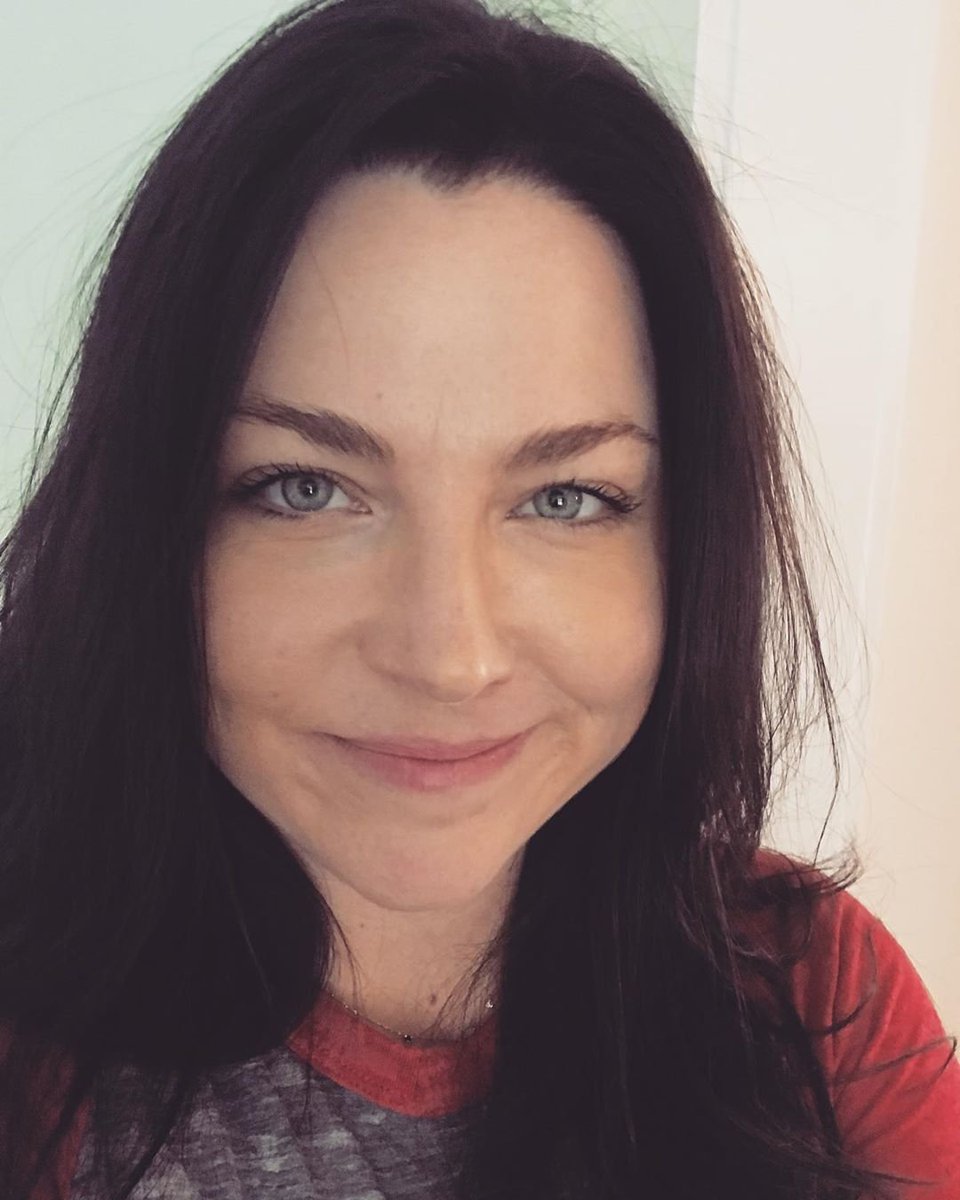 blumaries's tweet image. Na minha casa 
┃┃╱╲ eu e minha família 
┃╱╱╲╲ servimos 
╱╱╭╮╲╲ a Amy Lee
▔▏┗┛▕▔ 
╱▔▔▔▔▔▔▔▔▔▔╲ 
╱╱┏┳┓╭╮┏┳┓ ╲╲ 
▔▏┗┻┛┃┃┗┻┛▕▔

Eu te amo mulher
