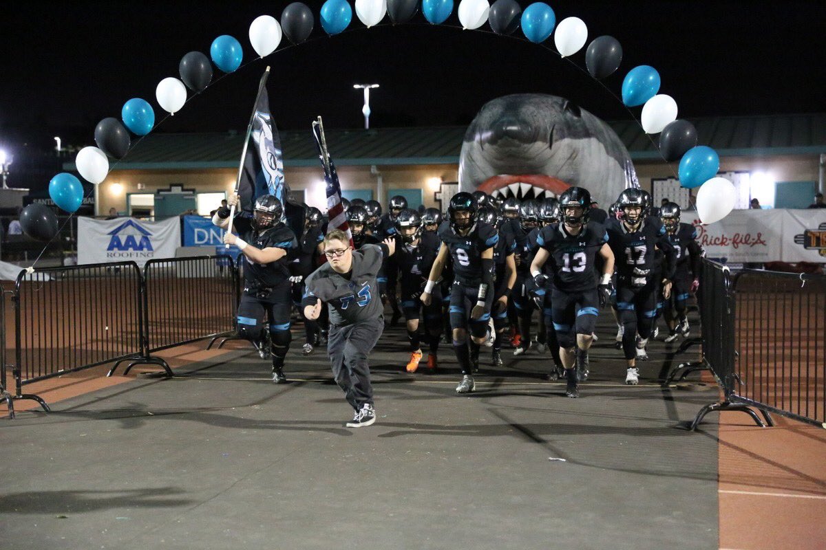 coachvaldez27's tweet photo. Good lord I miss this! Miss grinding with the coaches, miss connecting the players, above all I just miss football... #COVIDSZN #MissTheGrind #HSFB #CoachesLifeIsTheBestLife https://t.co/Weyk2aAqN8