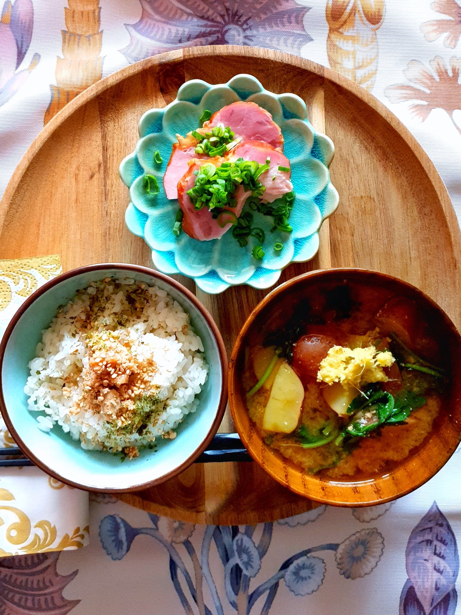 岡田 環 Tamaki Okada Ar Twitter 日曜日の朝ごはん じゃがいもとルッコラのお味噌汁 煮干だし ハム葱 焼きたらこご飯 よく晴れたうつくしい朝 出掛けられないけど 一汁一菜 T Co Uqbotzhvgs Twitter