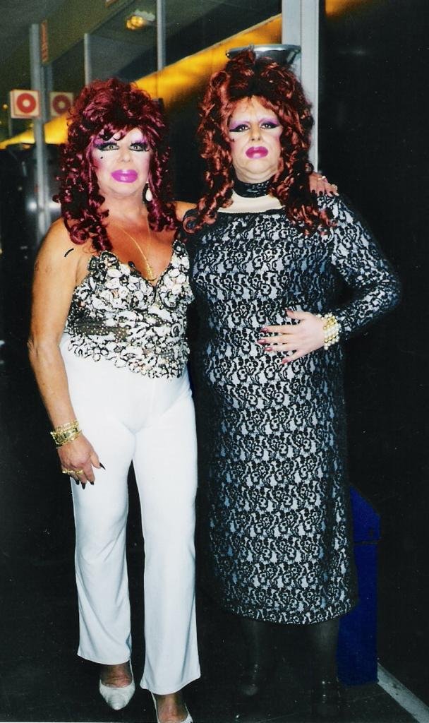 Carlos_Latre's tweet photo. Se nos fue la gran CARMEN DE MAIRENA. Una mujer q aunque sufrió muchísimo en la vida...siempre tiró para adelante cantando y con un humor digno de admirar. La tuve mucho cariño y ella me tuvo muchísimo... T echaremos de menos querida Carmen!!! Ahí arriba ya tienen  EL PODERÍO... https://t.co/MLfaHVEkY5