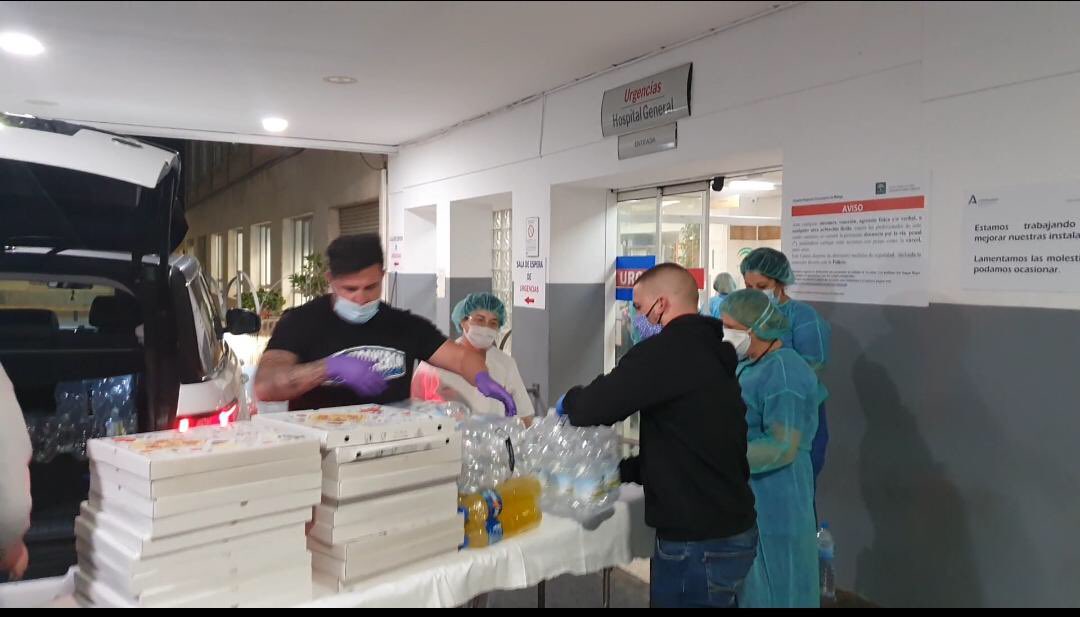 frentebokeron86's tweet photo. Esta noche hemos visitado los hospitales @HRegionalMalaga y @HUVV_SAS para agradecer a los sanitarios el gran esfuerzo que están realizando. Sin duda que volveremos.
Muchas gracias a todos los que habéis colaborado, en especial a Asador Ovidio y Grupo Kokun. https://t.co/ukfUzpUXbT