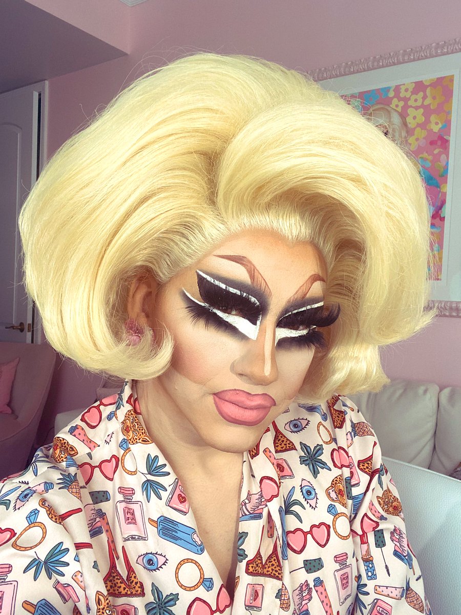 trixiemattel's tweet photo. I know things are difficult right now but let me remind you that you are alive at the same time as me and that is a gift. https://t.co/7FF6R6jWWc