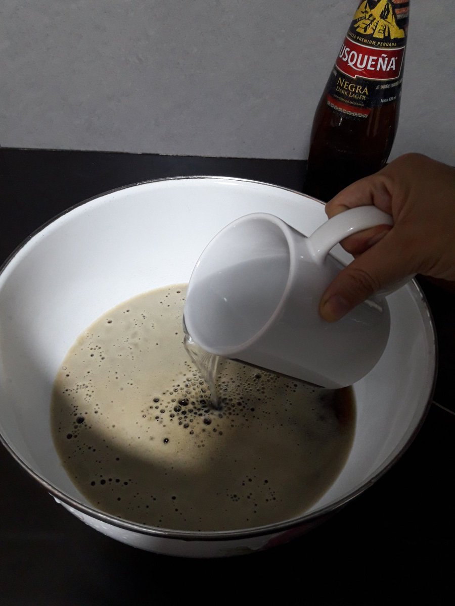 En un tazón echan todo el aderezo de la sarten + la cerveza + una cucharada de ajo molido + una taza de agua. Revuelven bien y echan el pollo para que macere.
